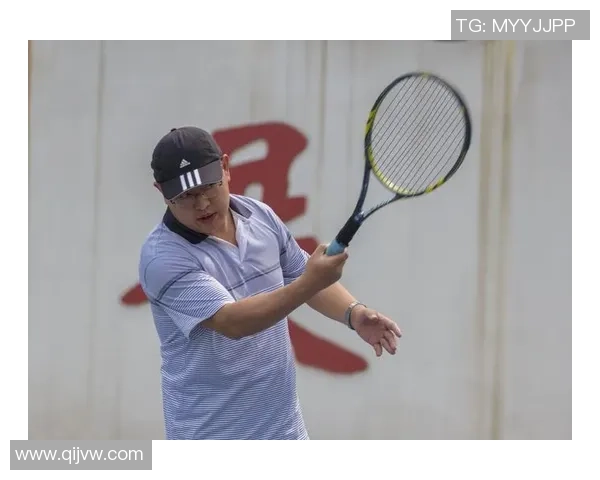 足球星光背影映照辉煌足迹 绽放赛场英姿与荣耀